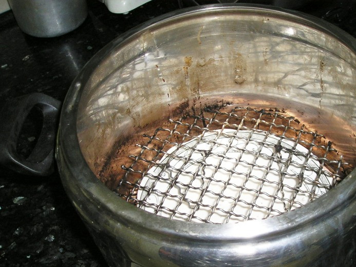 1. Этап. Окорочка горячего копчения в коптильне: На дно коптильни насыпьте немного ольховых опилок.