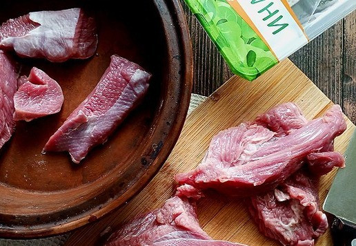 1. Этап. Индейка Духовая на лаваше: Я буду мариновать индейку и далее запекать на кеци в духовке. Кеци - сковорода из красной глины или чёрного камня, традиционная для грузинской кухни. В кеци готовят разные блюда. Традиционно блюда в этой посуде готовят на углях, но можно использовать её и на обычной современной кухне. Блюда подают прямо в сковороде, чтобы не перекладывать еду из одной посуды в другую. Порезала индейку произвольно не мелко.