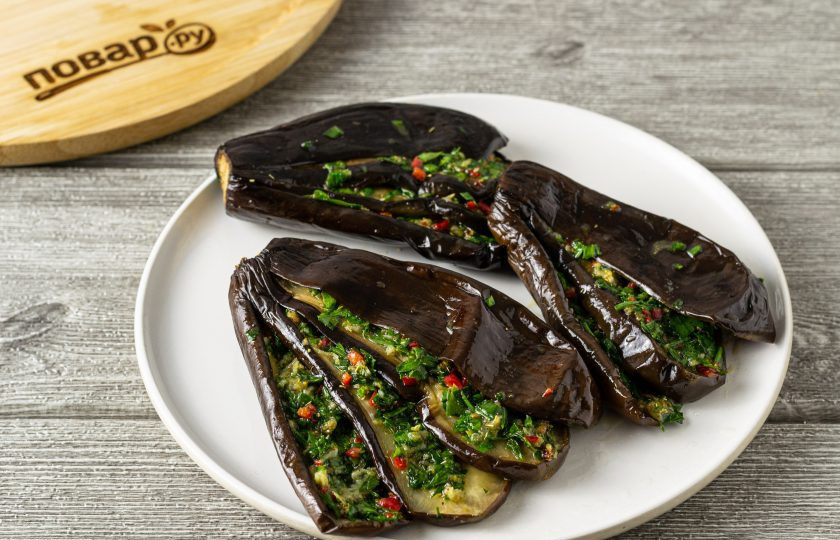 1. Этап. Баклажаны фаршированные на зиму: Заполните надрезы баклажанов получившейся начинкой.