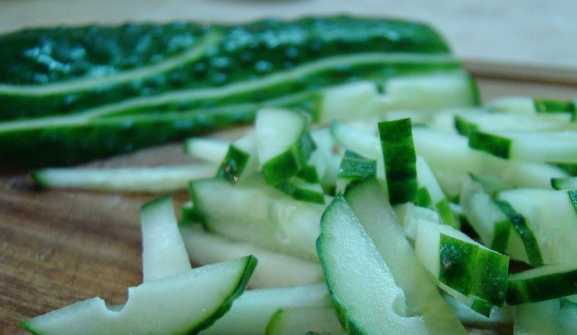 1. Этап. Салат для худеющих: Огурец нарежьте соломкой.