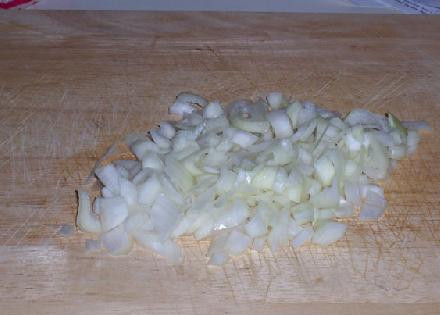 1. Этап. Тройной сырный Зити: Нарезаем лучок.