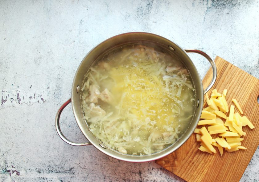 1. Этап. Борщ на квасе: Картофель почистите, порежьте соломкой и добавьте в кастрюлю. Варите еще в течение 10-15 минут до готовности овощей.