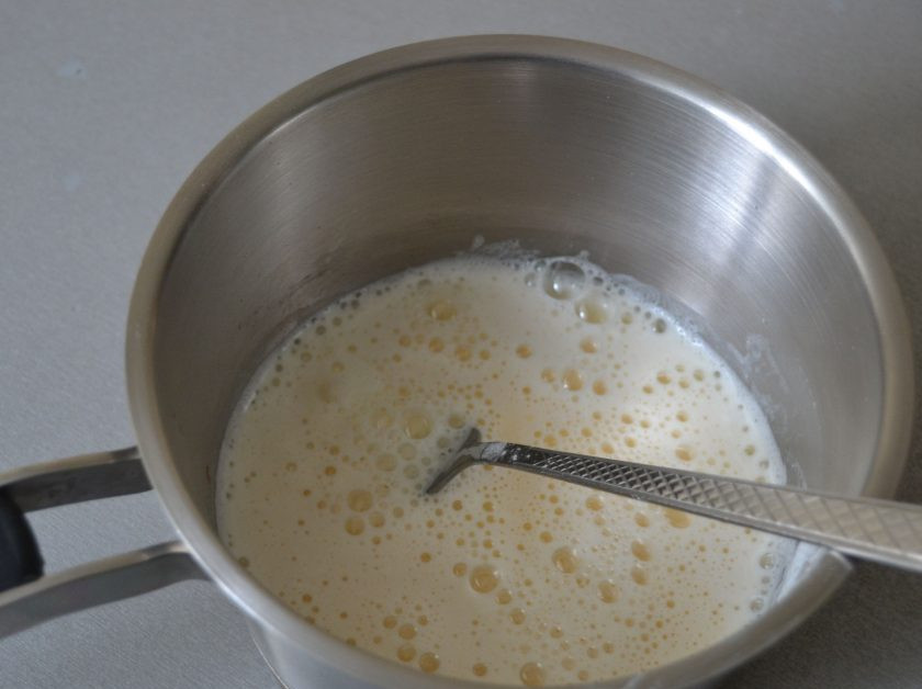 1. Этап. Круассаны с заварным кремом: Вылейте молочно-яичную смесь снова в сотейник, нагрейте до загустения.