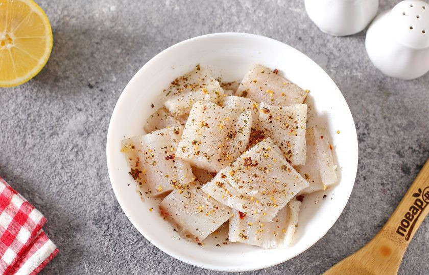 1. Этап. Минтай с фасолью в томатном соусе: Рыбу разделайте на филе и нарежьте порционными кусочками. Посолите, натрите специями и полейте соком лимона.