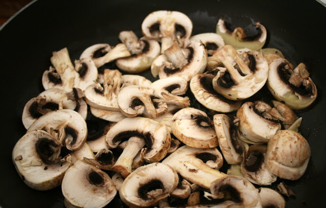 1. Этап. Ризотто с шампиньонами и сливками: Добавляем к чесноку, порезанные ломтиками шампиньоны. Жарим на медленном огне, посолив и поперчив. Можно добавить измельченную петрушку. Всего, готовим 5 минут.