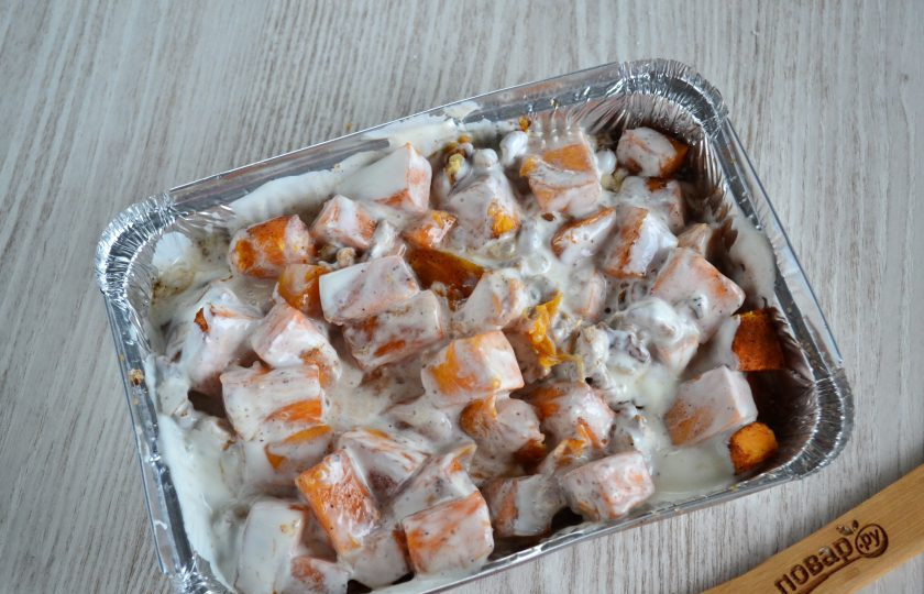 1. Этап. Тыква в сметанном соусе в духовке: Добавьте сметану, перемешайте и отправьте в духовку еще на 20-30 минут. Запекайте до готовности тыквы. Время зависит от мощности духовки и сорта тыквы. Я запекала в сумме почти час, уж очень тыква оказалась твердой.