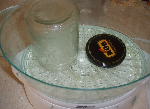 1. Этап. Варенье из ревеня с апельсином: Пока варенье кипит, мы стерилизуем банки любым удобным для вас способом, например, с помощью пароварки.