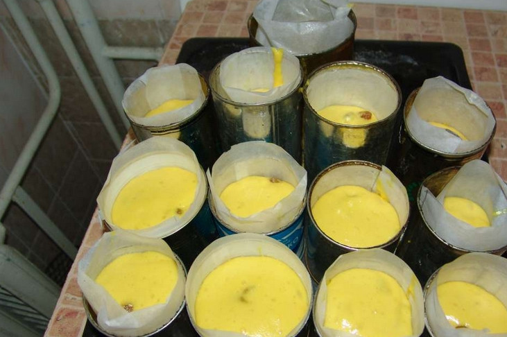 1. Этап. Пасхальные куличики: Формы для выпечки застилаем пергаментом. Раскладываем тесто, наполняя их на 1/3. Накрываем полотенцем и дожидаемся, пока тесто подойдет в теплом месте, это займет 35 минут.