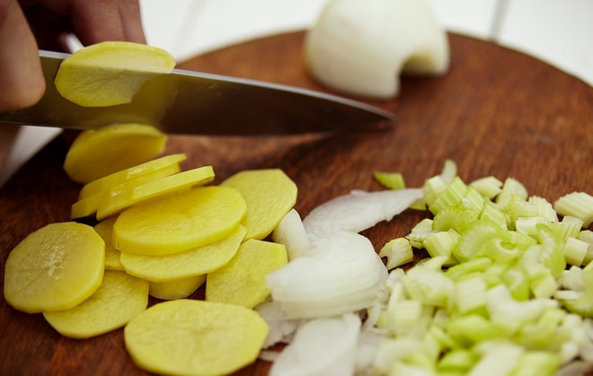 1. Этап. Суп со свеклой и щавелем: Пока займитесь другими овощами. Сельдерей, очищенный лук (1 шт) и картофель произвольно нашинкуйте.