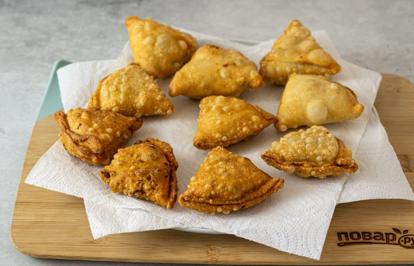 1. Этап. Индийские самосы с картошкой и горошком: Выложите пирожки на бумажное полотенце, чтобы впиталось лишнее масло.