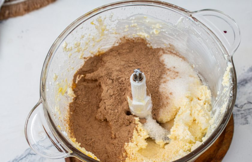 1. Этап. Творожно-шоколадная пасха заварная: Всыпьте какао-порошок и сахар.