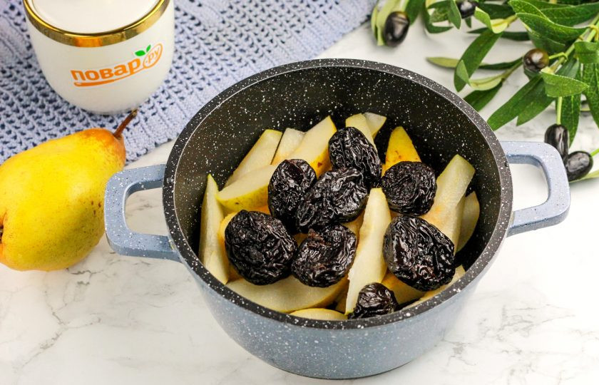 1. Этап. Компот из груш и чернослива: Промойте чернослив и выложите его в емкость.