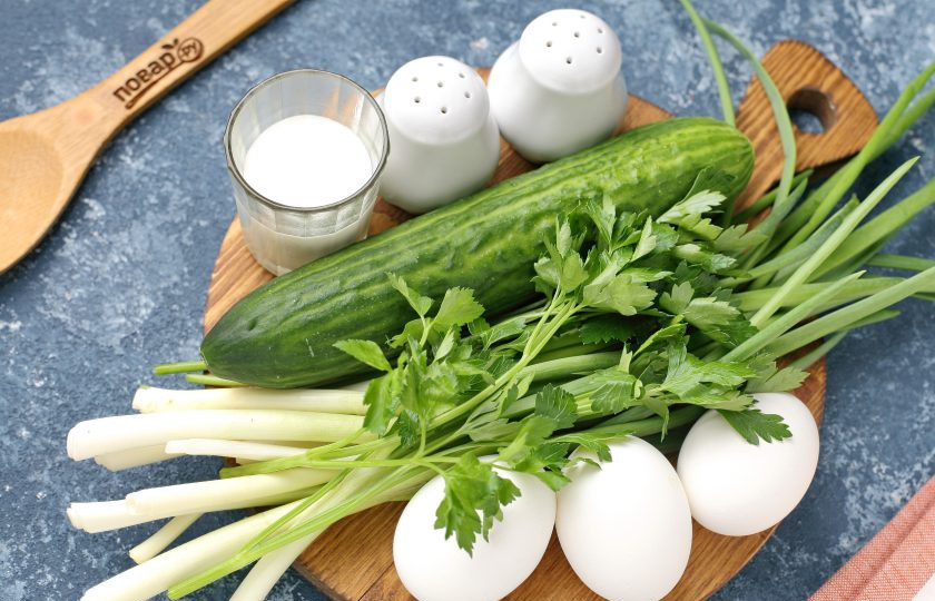 1. Этап. Весенний салат с огурцом и яйцом: Подготовьте все ингредиенты. Яйца заранее отварите вкрутую и дайте остыть.