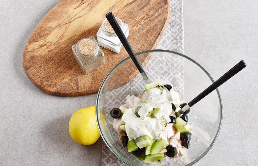 1. Этап. Салат с киви и курицей: Заправьте салат получившимся соусом.