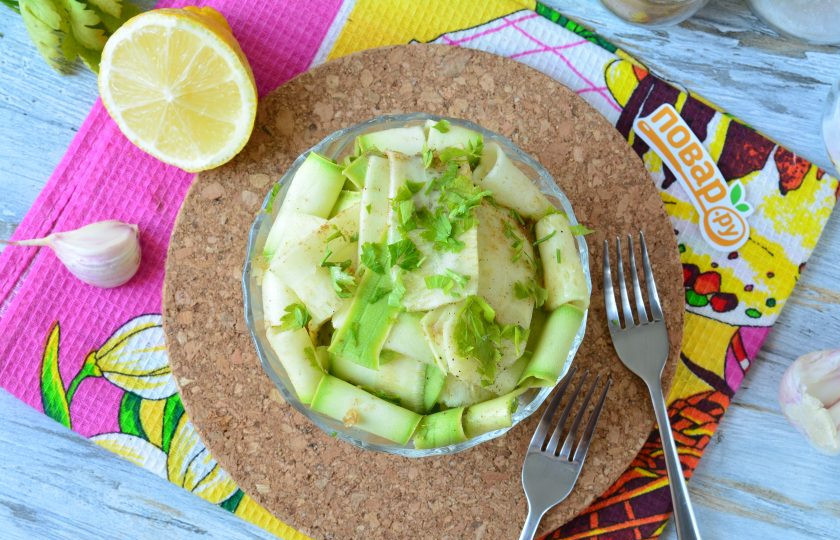 1. Этап. Маринованные кабачки за 30 минут: Готовую закуску подавайте к столу. Маринованные кабачки получаются хрустящие и пикантные! Приятного аппетита!