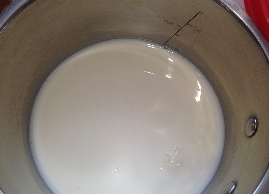 1. Этап. Итальянское мороженое с оливковым маслом: 2. Нагреваем молоко с сахаром и солью до полного растворения крупинок, а затем охлаждаем.