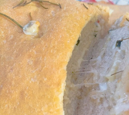 1. Этап. Итальянский хлеб стромболи: Готовый хлеб полностью остудите и только потом нарезайте.