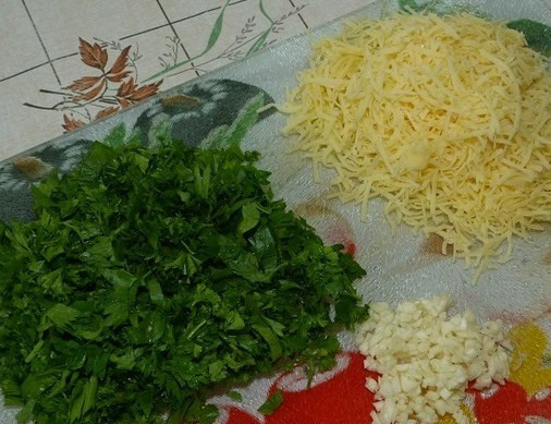 1. Этап. Творожная запеканка с зеленью: Чеснок, зелень измельчаем, сыр трем на терке. В массу творожную добавляем зелень и чеснок, часть сыра.