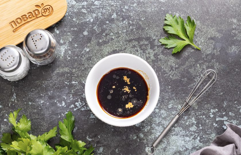 1. Этап. Баклажаны по-сычуаньски: Для соуса смешайте рисовый уксус, крахмал, соевый соус, перец чили хлопьями, сахар и щепотку соли.