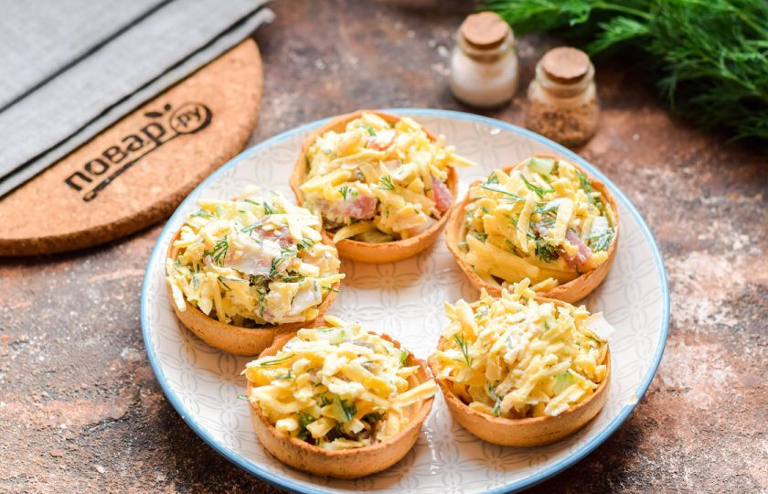 1. Этап. Тарталетки с беконом и сыром: Наполните тарталетки начинкой и подавайте к столу.