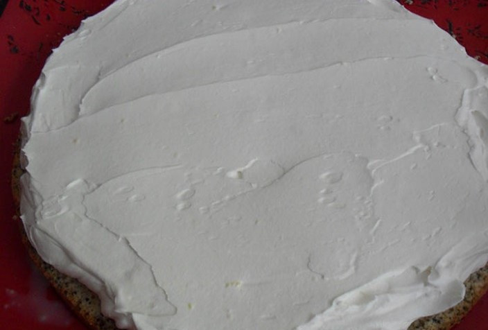 1. Этап. Торт Царица Эстер: Взбиваем сливки, добавляем туда охлажденный крем и намазываем каждый корж и складываем друг на друга.