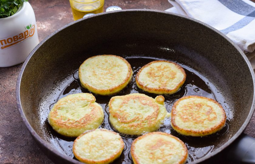 1. Этап. Оладьи из кабачков в блендере: Сковороду разогрейте и влейте растительное масло. Выложите в масло тесто при помощи столовой ложки. Жарьте оладьи с каждой стороны по 2 минуты.