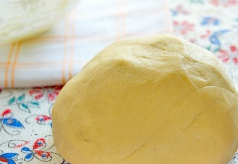 1. Этап. Сушки домашние: Замесите тесто руками, чтобы оно стало однородным и эластичным.