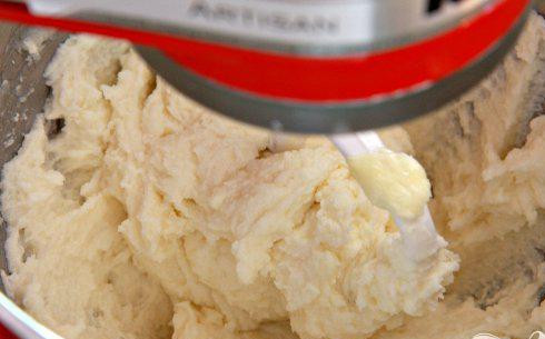 1. Этап. Кокосовый торт со сливочной начинкой: 2. Сделать торт. Разогреть духовку до 175 градусов. Смазать 2 формы маслом и слегка посыпать мукой. Смешать муку, разрыхлитель, соду и 1/2 чайной ложки соли в средней миске. Используя электрический миксер, взбить сахар, масло и подслащенные сливки в большой миске. Добавить яичные желтки и ванильный экстракт. Добавить мучную смесь и взбить на низкой скорости до однородной массы.