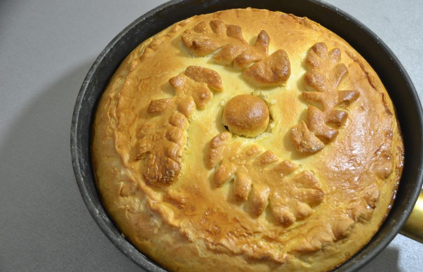 1. Этап. Чувашская хупла: Готовый пирог извлеките из духовки.