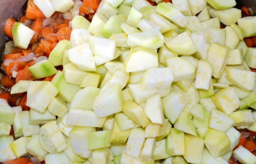 1. Этап. Вкусная икра из кабачков на зиму: Влейте оставшееся масло и выложите кабачки. Тушите на медленном огне около 40 минут.