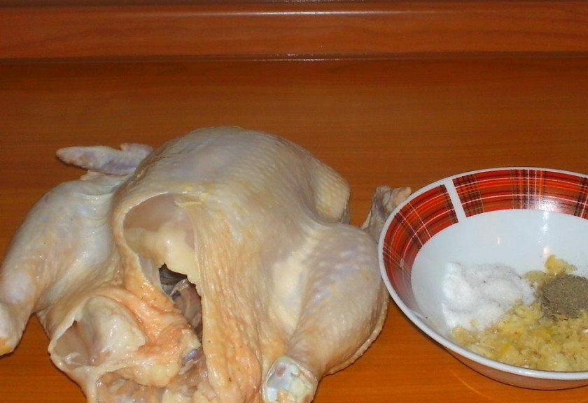 1. Этап. Вкусная курочка: 1. Курицу (у меня около 1,7 килограмм) мою и вытираю салфетками. Чищу чеснок и выдавливаю зубчики в миску, добавляю соль и черный перец.