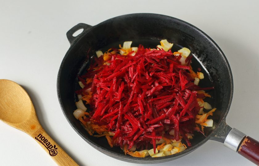 1. Этап. Борщ с аджикой: Обжарьте овощи до мягкости и добавьте тертую на крупной терке свеклу.