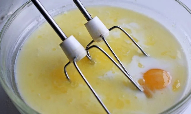 1. Этап. Маковые панкейки: 2. Отдельно взбейте жидкие ингредиенты: яйца, кефир, ванильный экстракт, сок лимона, растопленное сливочное масло.