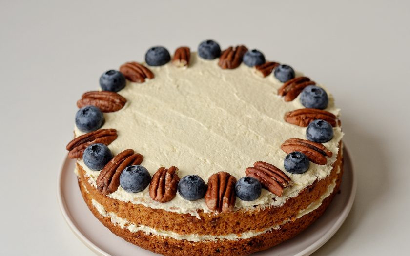 1. Этап. Постный морковный торт: Равномерно распределите остатки крема по второму коржу, сверху украсьте ягодами и орешками.