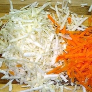 1. Этап. Гороховый суп с копчеными ребрами: А так же сельдерей и морковку натираем