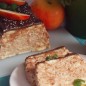 Яблочно-творожный чудо-кекс Время приготовления указано без учета времени охлаждения. Размеры формы 11Х30, глубина 6 см. Пластинки желатина порезать ножницами, чтобы уместились в небольшой чашке или ковшике, залить вином и оставить для набухания. Яблоки почистить, натереть на крупной терке. Сложить яблоки в кастрюлю, добавить сахар, корицу, возможно, немного воды, если яблоки не очень сочные, и немного потушить. Ка только яблоки станут мягкими, убрать кастрюлю с огня, немного остудить, добавить сок половины лимона и набухший желатин. Все размешать. Сливки взбить до тугих пиков. Мягкий творог перемешать с сахарной пудрой, добавить взбитые сливки, осторожно перемешать. Творожную смесь добавить к остывшему, но еще теплому, чьобы не желатин не начал затвердевать, яблочному пюре и все перемешать. Форму застелить пищевой пленкой, чтобы края свясали через верх. Выложить печенье. У меня аналог савоярди, только в виде маленьких круглых бисквитных печенек. Такого печенья понадобилось примерно 230 г. Сверху выложить часть яблочно-творожной смеси, затем снова слой печенья. Так продолжать, пока не закончится начинка. Последний слой - печенье. Поставить форму в холодильник. Часа через два угощение будет готово. Здесь главное, чтобы печенье отлежалось и стало мягким и влажным. Лучше всего, конечно, оставить в холодильнике на ночь. Готовый кекс перевернуть на блюдо или доску, снять форму и пленку. Шоколад растопить на водяной бане, добавить сметану, тщательно размешать. Полученным кремом смазать верх кекса, по желанию, можете его весь покрыть шоколадом. Украсить по своему вкусу и подавать. Приятного аппетита!