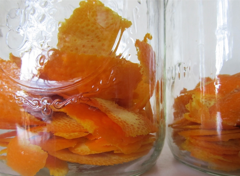 1. Этап. Апельсиновый ликер Куантро в домашних условиях: Разложите поровну кожуру по подготовленным банкам. А тем временем займитесь сиропом.