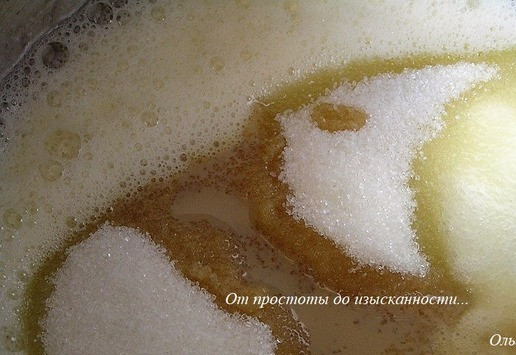 1. Этап. Клафути с виноградом: У двух яиц отделите белки от желтков. Желтки и 1 яйцо слегка взбейте. Добавьте сахар, щепотку соли и бейлис.