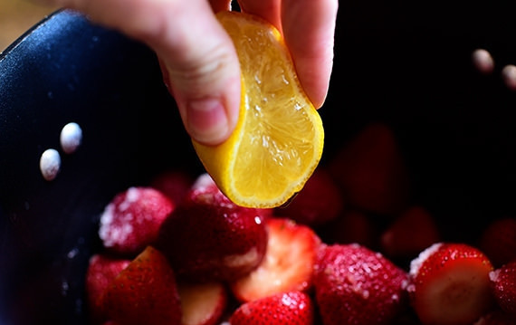 1. Этап. Клубничный соус для десертов: 2. Выдавите сок половинки лимона и продолжайте готовить.