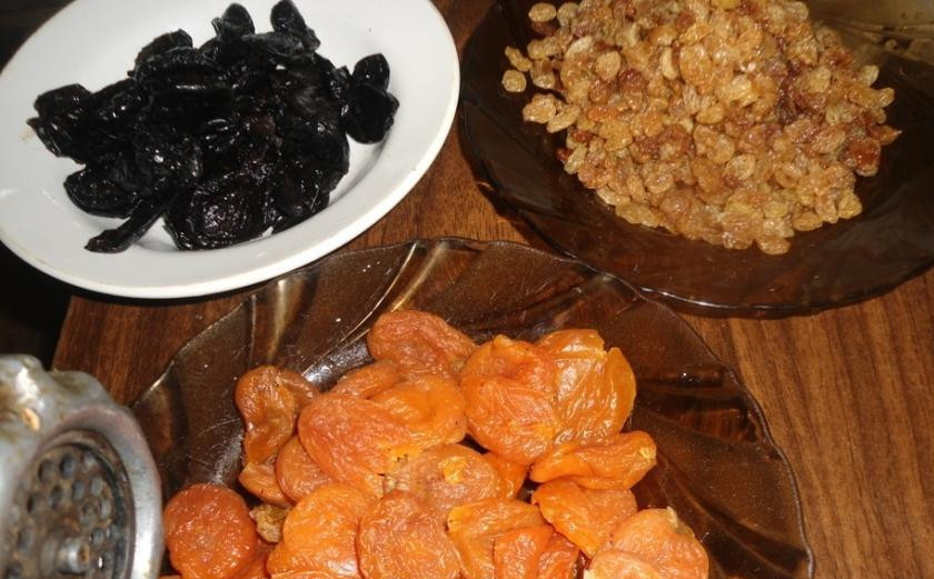 1. Этап. Торт с курагой: Сухофрукты хорошо промыть под проточной водой.