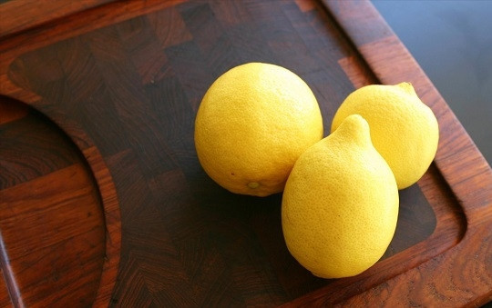 1. Этап. Маринованные лимоны: 1. Лимоны вымойте как следует щеткой и обдайте кипятком.