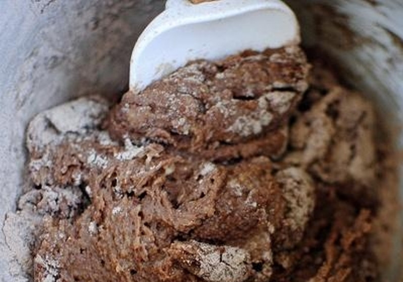 1. Этап. Шоколадные пирожные с орехами пекан: Затем смешайте мучную и яичную части теста.