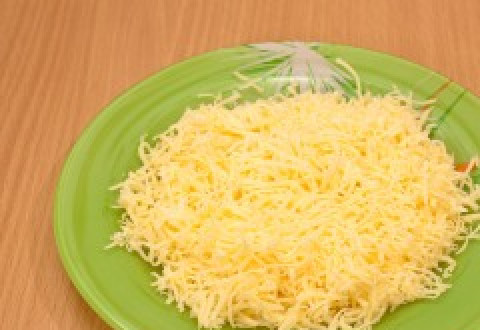 1. Этап. Баклажаны запеченные с томатами и сыром: 5. Натрите сыр.