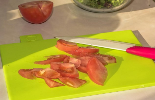 1. Этап. Салат Лолло росса: Помидоры нарежьте дольками.