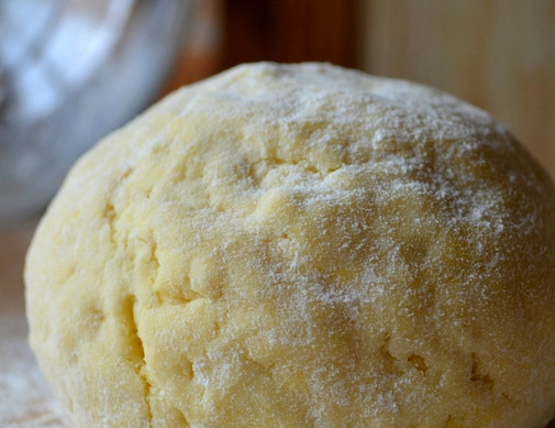 1. Этап. Киш с брокколи и сыром фета: Все эти ингредиенты тщательно растираем, можно вилкой, но я рекомендую делать это руками. На ощупь легче понять, насколько хорошо растерта мука. Вымешиваем из теста шарик, накрываем пакетом и ставим в холодильник на час.