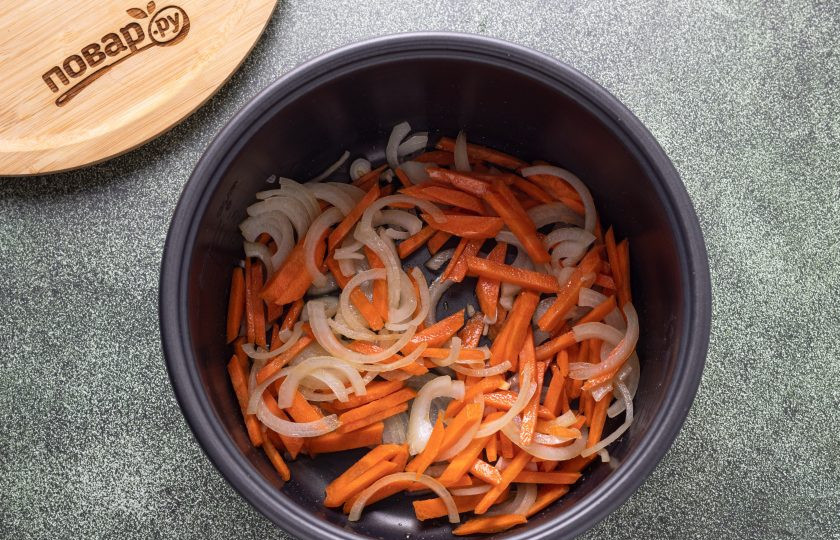 1. Этап. Гречка по-боярски в мультиварке: Нарежьте морковь брусочками, а репчатый лук полукольцами. Включите мультиварку на режим 