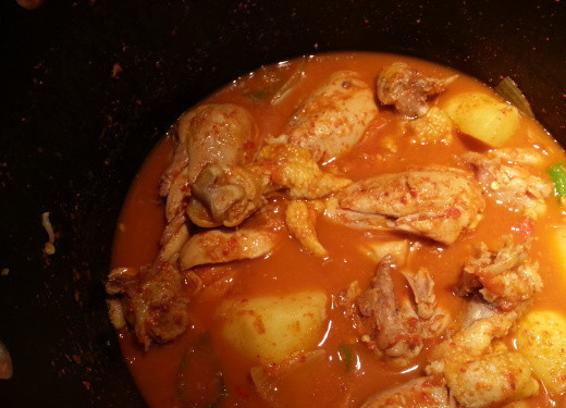 1. Этап. Тушеная картошка с курицей: 8. Тушите картошку с курицей еще 15 минут, пока картошка не станет мягкой. Посолите и поперчите по вкусу.