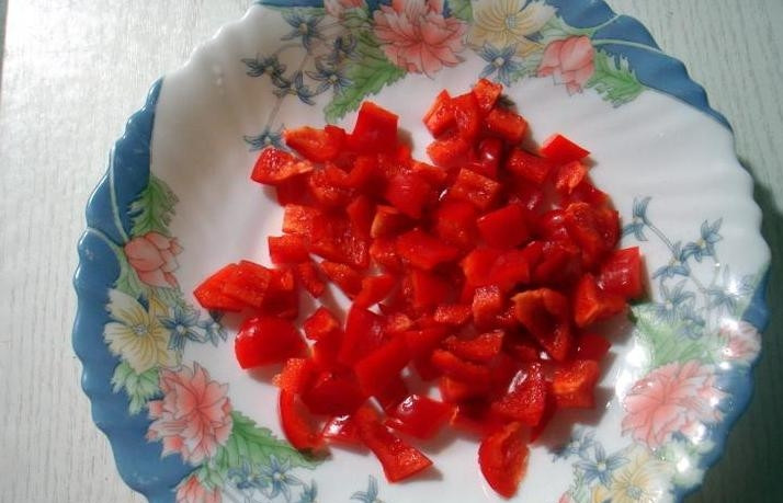 1. Этап. Рагу с брокколи: Болгарский перец так же моем, вычищаем из него семена и нарезаем его небольшими кубиками.