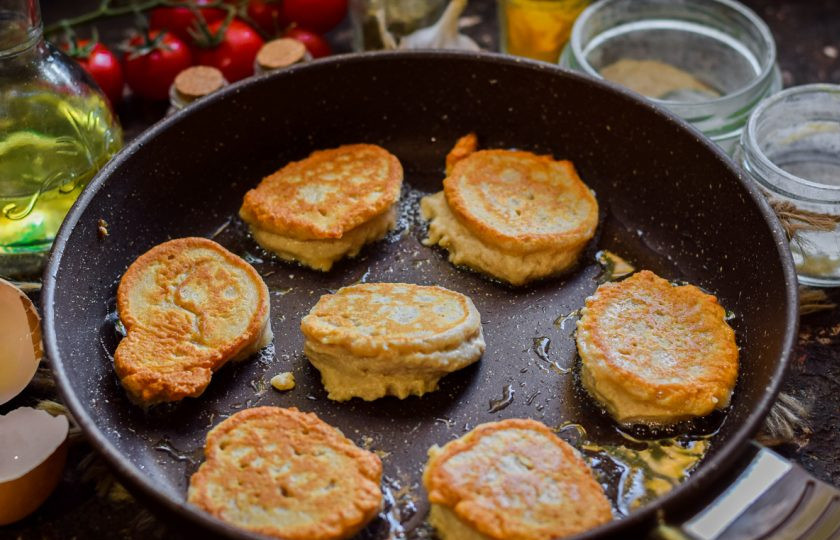 1. Этап. Оладьи на кефире из ржаной муки: Жарьте оладьи по несколько минут с каждой стороны.