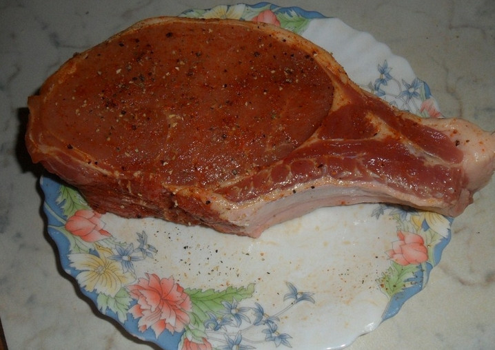 1. Этап. Балык на кости: Мясо промойте и обсушите салфетками. Присыпьте со всех сторон специями по вкусу. Оставьте на 1 час на тарелке.